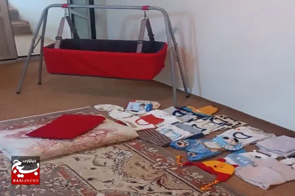 تهیه کمک سیسمونی برای خانواده نیازمند به همت پایگاه حضرت سکینه(س) صالح‌آباد