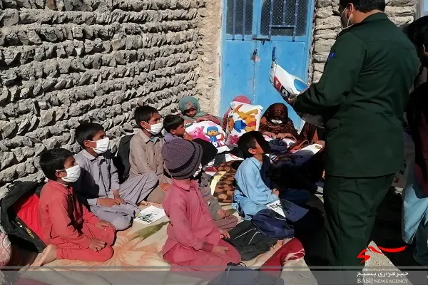 توزیع لباس گرم و میز و نیمکت در شهرستان مهرستان