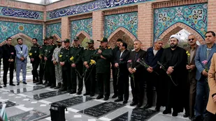 برگزاری مراسم غبارروبی مزار شهدای دانش آموز در بهشت فاطمه استان اردبیل