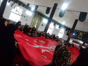 مراسم پرچم گردانی پرچم متبرک حرم حضرت امام حسین (ع) در حسینیه محله ی فندری شهرستان قائمشهر برگزار شد.