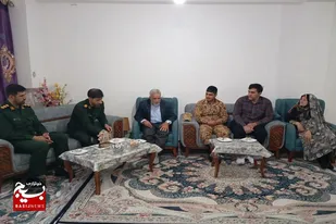 دیدار فرمانده سپاه ناحیه رزن با خانواده شهید عباسی