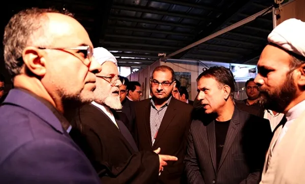 استقبال مردم از نمایشگاه «نماز و بصیرت» در نمایشگاه کتاب ایلام