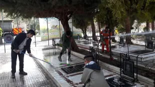 غبارروبی گلزار شهدا شاهرود به همت بسیجیان+ تصاویر