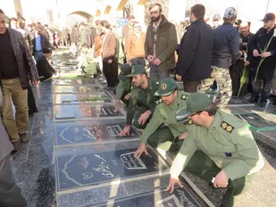 ادای احترام مسئولان و بسیجیان ملایر به مقام شامخ شهیدان