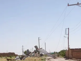 خسارت باد شدید به تاسیسات برق گرمسار