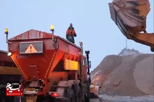 اجرای عملیات برفروبی و نمکپاشی در محورهای استان همدان