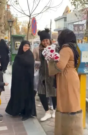 توزیع 1000 شاخه گل رز بین مادران و زنان ورامینی