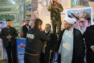 اهدای نشان قهرمان جهان به پدر شهید مدافع حرم