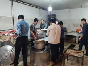 تهیه و پخت 1000 پرس غذای گرم توسط کانون بسیج مهندسین صنعتی اراک