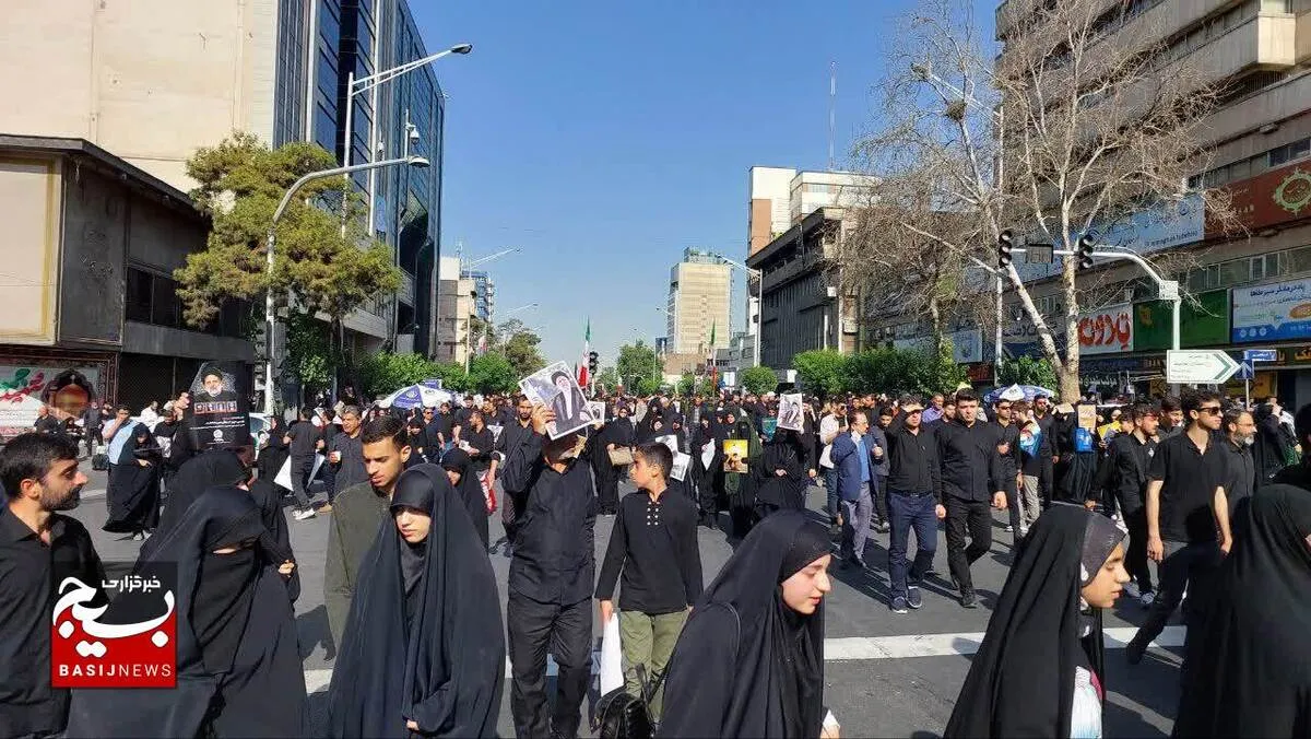  

حضور بیش از ۱۰ هزار قزوینی در مراسم وداع و تشییع شهید خدمت