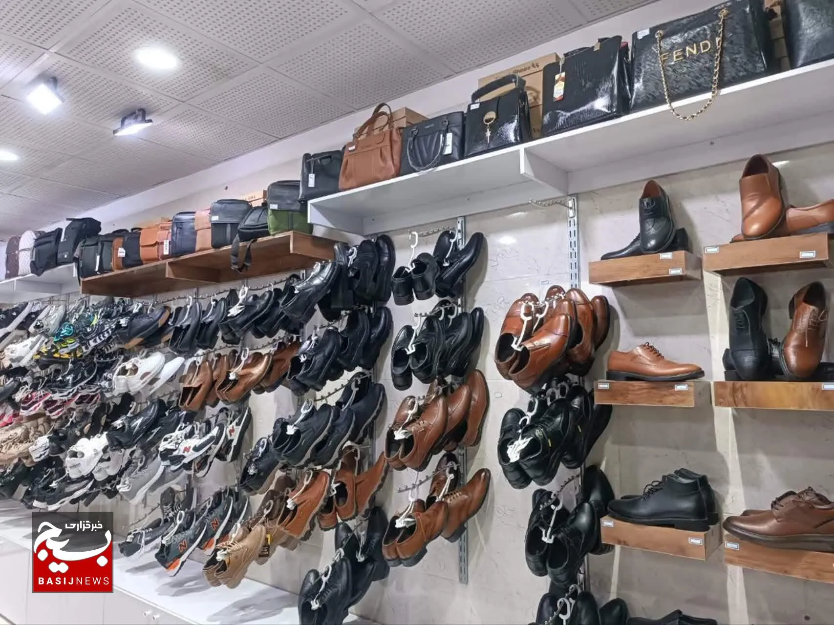 آغاز مهر مهربانی با اهدای کیف و کفش به دانش آموزان زاهدانی 