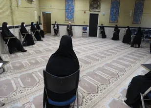 دشمن می&zwnj;خواهد حجاب را از زن مسلمان بگیرد