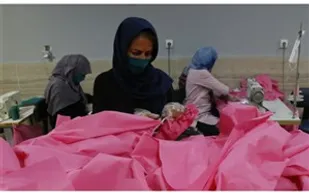روزانه سه هزار ماسک و گان ویژه مراکز بهداشتی و درمانی در مرکز یادگیری یاددهی بایگ تربت حیدریه تولید می&zwnj;شود
