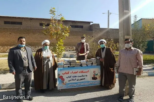 اهدا بیش از ۱۰۰۰ جلد کتاب به شرکت‌کنندگان نماز جمعه در نهاوند
