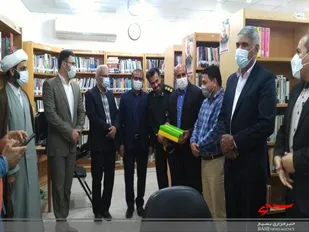 بازدید از کتابخانه شهر آباد به مناسبت هفته کتاب و کتابخوانی توسط امام جمعه شهر اهرم