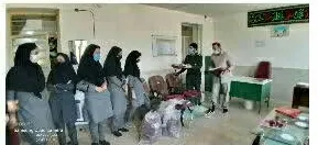 تحویل لوازم تحلیل توسط فرمانده سپاه ناحیه و مسئول بسیج سازندگی به دانش آموزان بی بضاعت