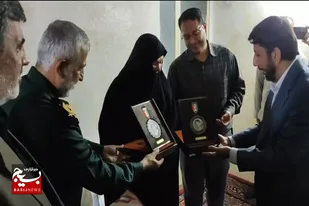اهدا مدال &laquo;نشان سرو&raquo; به خانواده شهیدان &laquo;هاشمی فرید&raquo; در همدان