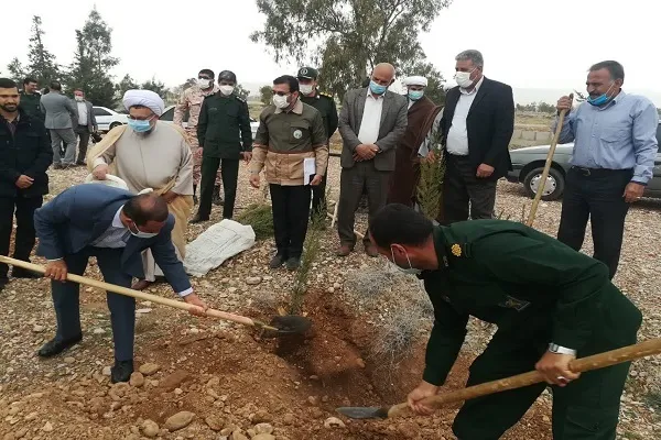 ۲۰۰ اصله نهال توسط سپاه ناحیه فسا کاشته شد