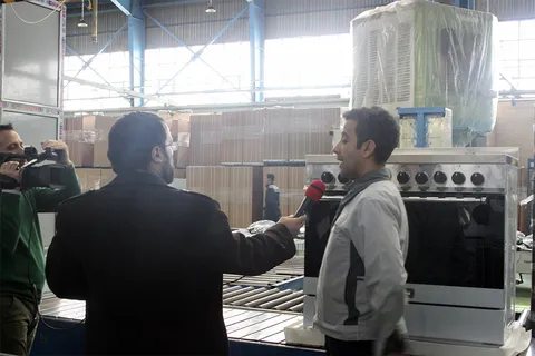 دوربین خبرگزاری بسیج در خط تولید اجاق گاز کارخانجات لوازم خانگی اسنوا