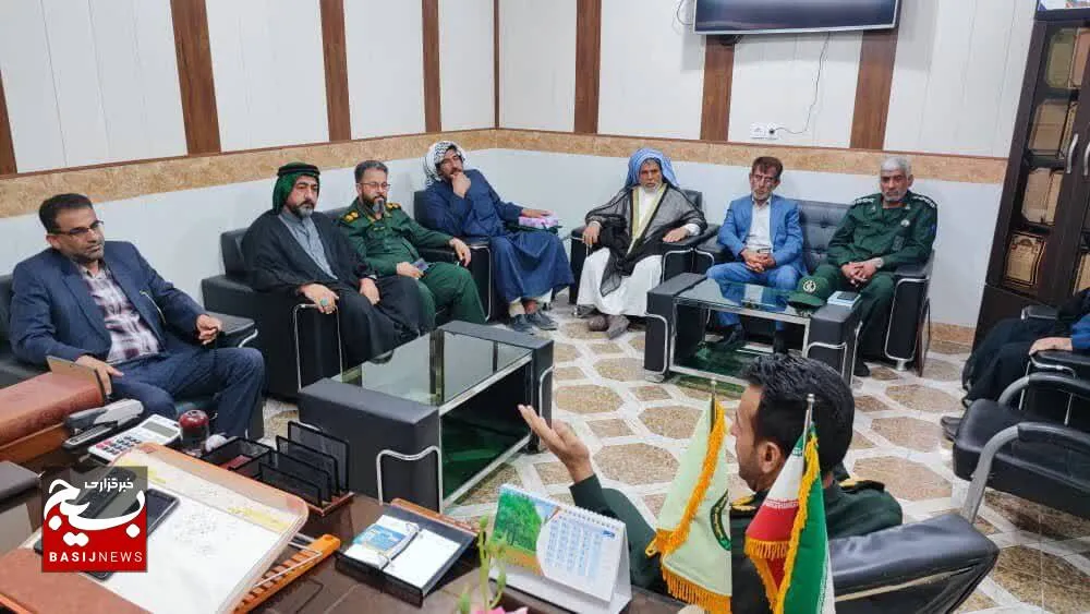 نشست روشنگری وتعامل جمعی از سران ومعتمدین عشایر با فرماندهان نیروی انتظامی و سپاه ناحیه حمیدیه