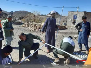 رفع محرومیت از چهره روستای تنگ شاه در انتظار همت مسئولین/توزیع اقلام ضروری بین مردم توسط سپاه وخیرین