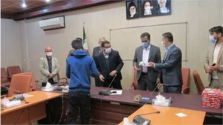 اهداء ۱۲ دستگاه تبلت به دانش آموزان تحت حمایت بهارستانی