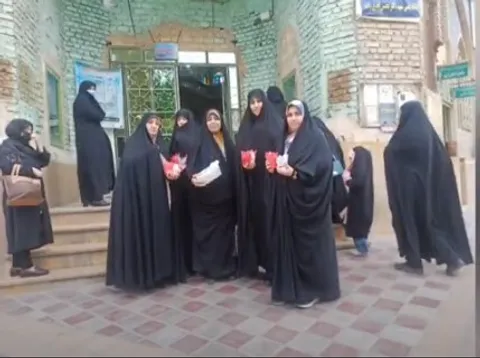 کلیپ| حضور طلاب بسیجی مدرسه علمیه حضرت زهرا سلام الله علیها سنجان در رزمایش عفاف و حجاب