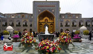 جشن گل و نور میلاد کریم اهل بیت در حرم عالم آل محمد(ص)/از افزایش گل&zwnj;آرایی نوروزی تا سفره&zwnj;های افطار کرامت رضوی+فیلم و تصاویر