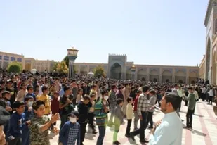 همخوانی نماهنگ سلام فرمانده با حضورحاج ابوذر روحی و خیل عظیم دانش آموزان شهرستان کاشمر