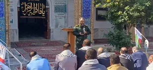غبارروبی مزار شهدای هویزه به مناسبت هفته بسیج با حضور مسئولان و کارگران شرکت اروندان