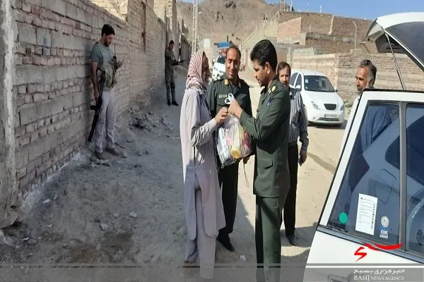 نیازمندان روستای حاجی آباد زاهدان بسته معیشتی دریافت کردند