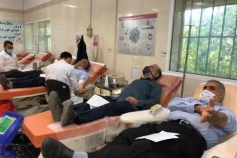 اهداء خون توسط پیشکسوتان بسیجی نیرو‌های مسلح قم در آستانه سالروز ورود آزادگان