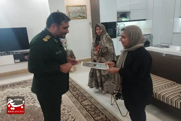 تجلیل از دختر شهید فدایی در زاهدان