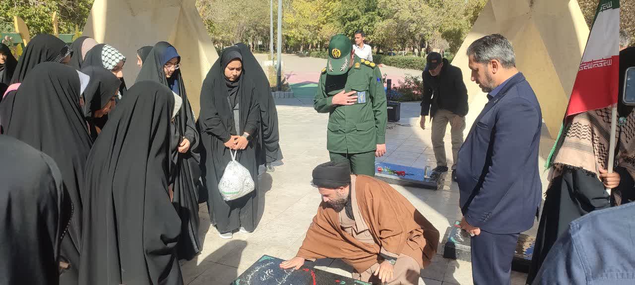 بسیج نماد انقلاب اسلامی و خون شهداست