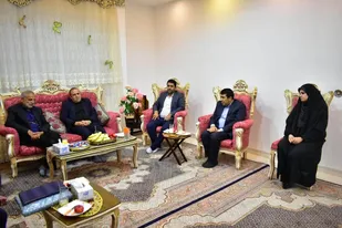 تجلیل مدیرکل آموزش و پرورش کهگیلویه و بویراحمد از خانواده خبرنگار فقید سید حمدالله خواهش نیک + ( تصاویر )