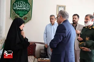 آلبوم شهدای فرهنگی ناحیه یک مشهد به خانواده شهید رضوی سطوتی تقدیم شد