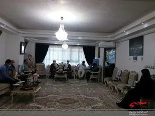 دیدار با خانواده شهدا در آغاز هر کاری استمداد از روح شهداست