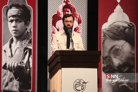 هنر انقلاب با سیلی صورتش را سرخ نگه می‌دارد