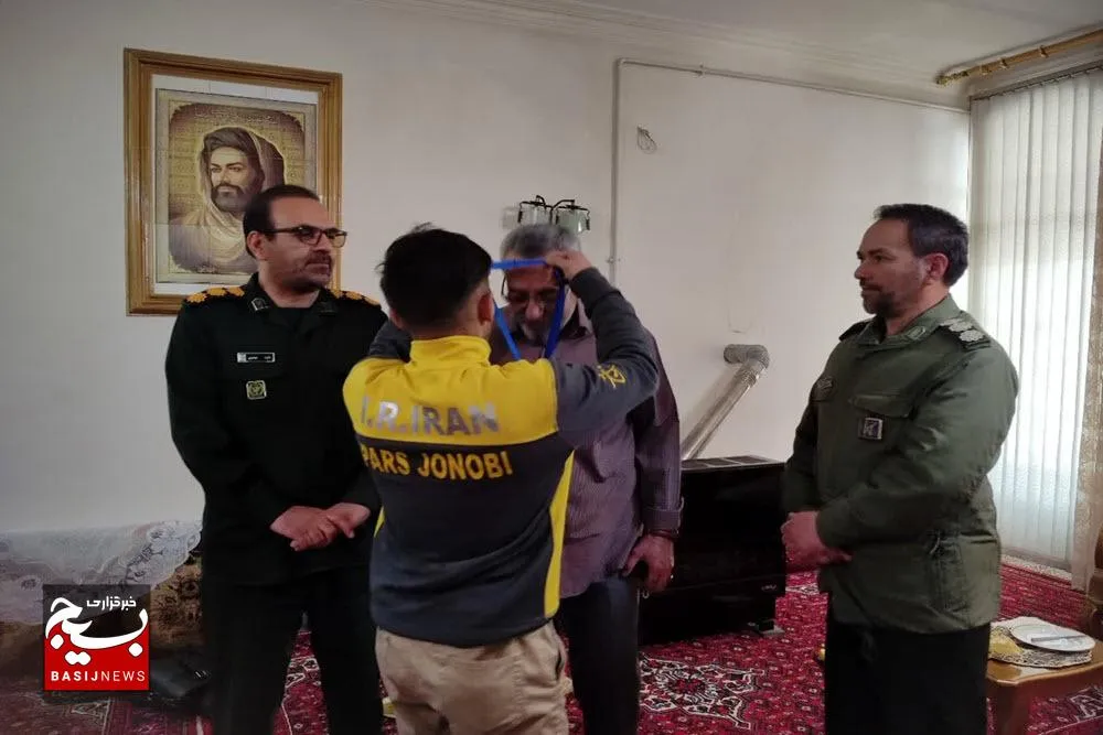 تقدیم مدال قهرمان ملایری به خانواده شهید نظری 