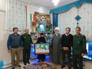 دیدار و تجلیل از مادر شهیدان فرجی که سه فرزند خود را تقدیم انقلاب کرده است