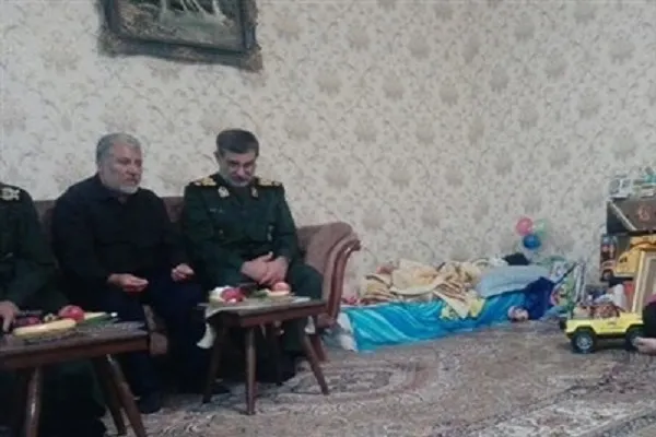 عیادت فرمانده نیروی دریایی سپاه از مجروحان حادثه تروریستی شیراز/ اعلام آمادگی برای انجام تکمیل روند درمان آرتین