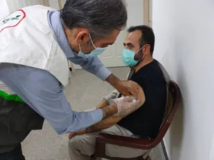تزریق واکسن کرونا فرمانده سپاه استان سمنان در مرکز تجمعی شاهرود+ تصاویر