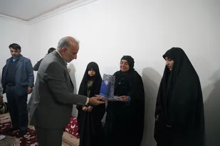 تجلیل مدیرعامل صندوق ذخیره بسیجیان کشور از خانواده شهدای عضو صندوق در یاسوج + ( تصاویر )