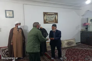 دیدار مسئول تعلیم و تربیت سپاه همدان با خانواده شهید خوشکار در ملایر