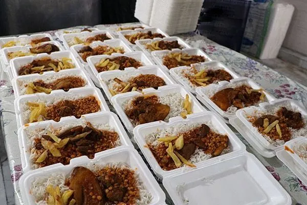 توزیع ۳۰۰ پرس غذای گرم توسط گروه‌های جهادی حوزه حضرت خدیجه (س) همدان