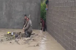 امداد رسانی بسیجیان به روستای سیل زده بورکی بخش خشت و کنارتخته کازرون