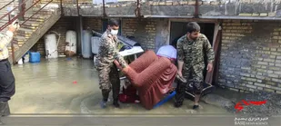 تخلیه آب بیش از ۲۵ منزل مسکونی توسط جهادگران بسیجی سپاه ناحیه کهنوج/پخت و توزیع ۵۰۰۰ پرس غذای گرم بین نیازمندان