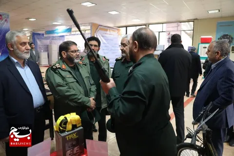 بازدید معاون هماهنگ‌کننده و معاون اجرایی سازمان بسیج مستضعفین به همراه مسئول بسیج جامعه زنان از نمایشگاه تجهیزات رده‌های بسیج