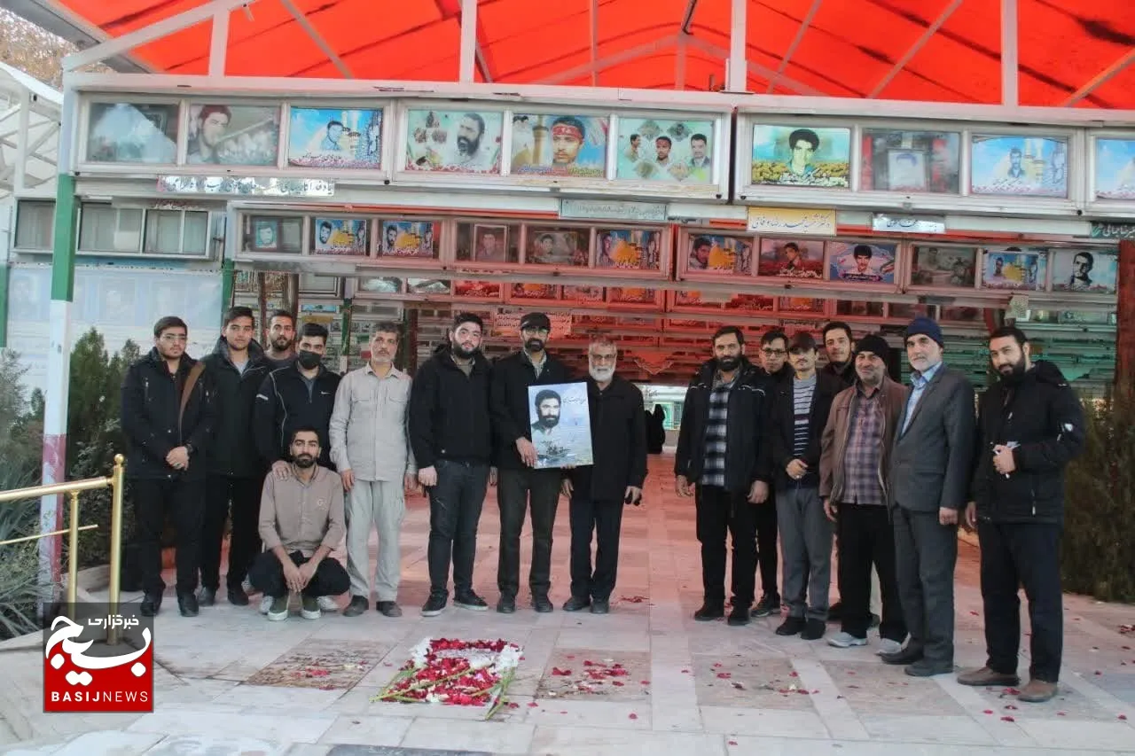 بسیجیان مزار شهید اکبر شیرازی را گلباران کردند