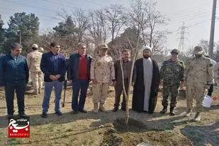 نظامیان در ۲ پادگان مشهد نهال کاشتند